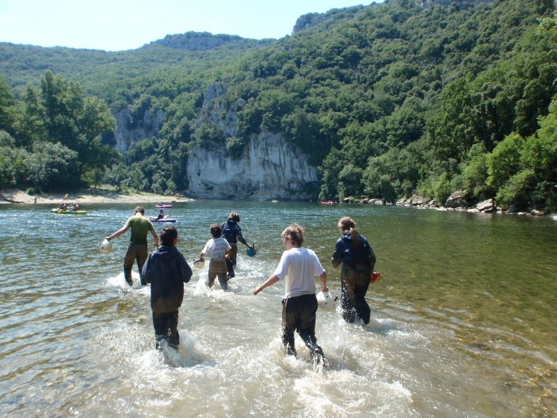 Village Camps International Summer Camp Ard&egrave;che, France 2019-07-26 https://www.villagecamps.com/journals_admin/images/1-23-Rinsing in the river.jpg